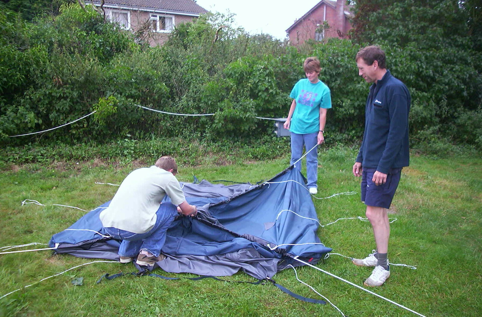 A BSCC Splinter Group Camping Weekend, Theberton, Suffolk - 11th August 2002: Tents are deconstructed