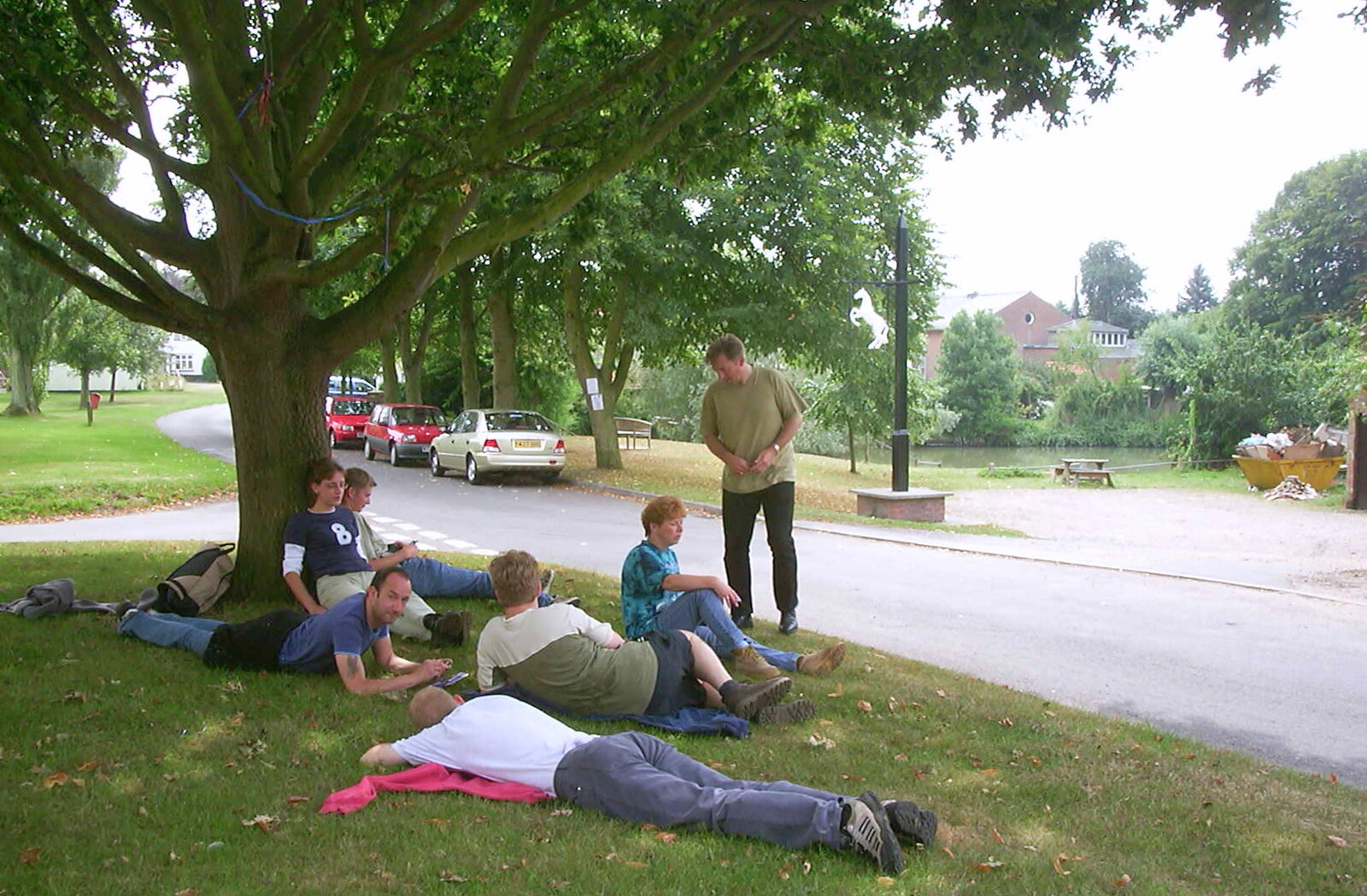 A BSCC Splinter Group Camping Weekend, Theberton, Suffolk - 11th August 2002: We wait around under a tree for the pub to open