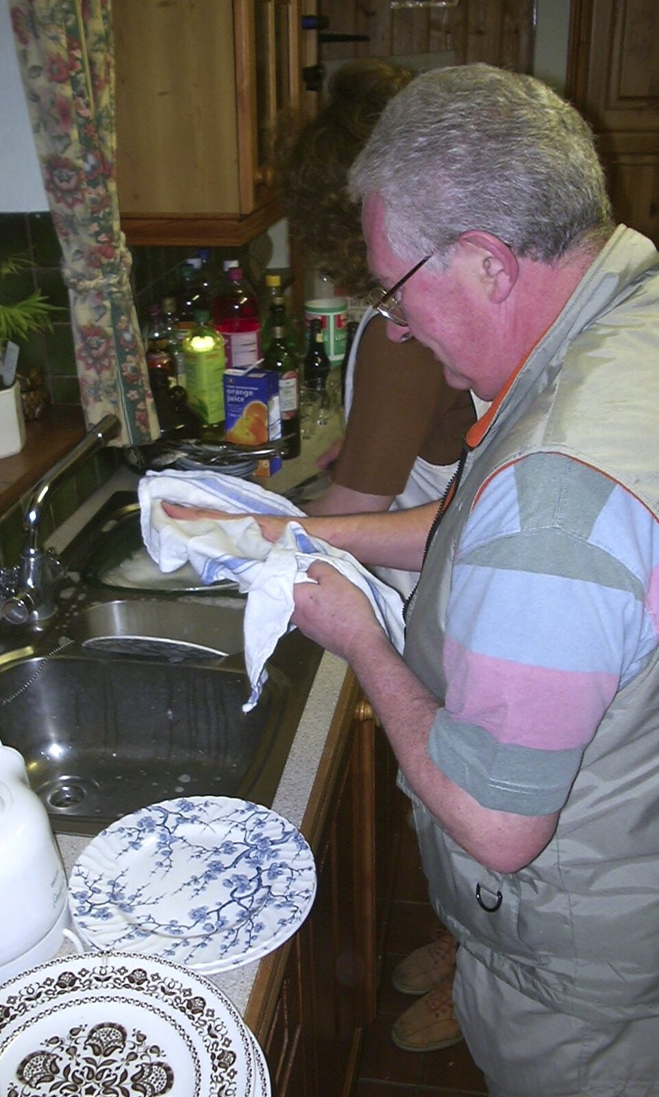 Bomber does some washing up from Nigel and Jenny's Winter Barbeque, Thrandeston, Suffolk - 15th Decemeber 2002