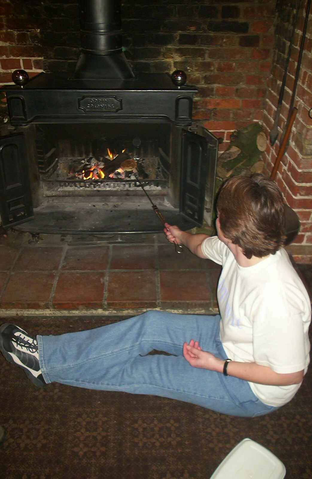 New Year's Eve at the Swan Inn, Brome, Suffolk - 31st December 2002: Pippa pokes at one of Alan's legendary stick fires