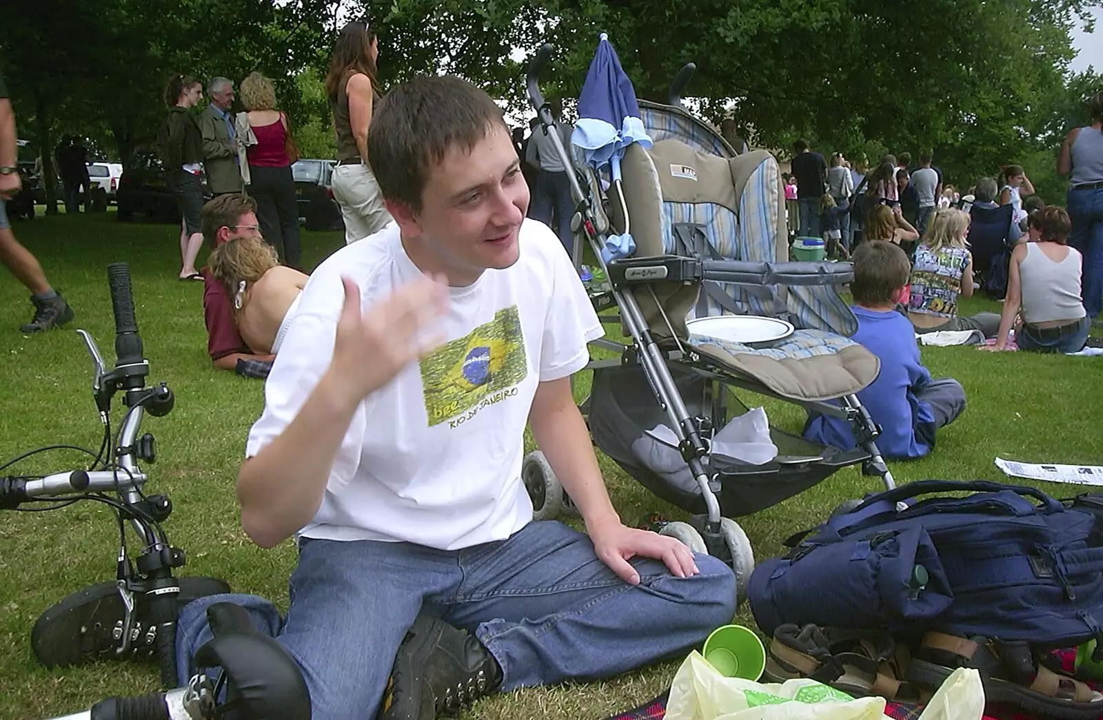 Andrew has a hot flush, from Ipswich Music Day and the BSCC in Cotton, Suffolk - 6th July 2003