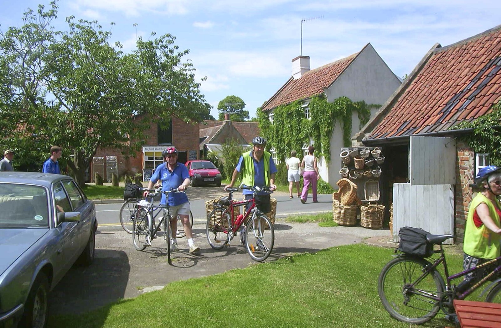 The BSCC Annual Bike Ride, Orford, Suffolk - 12th July 2003: Rocking up to the King's Head at Orford