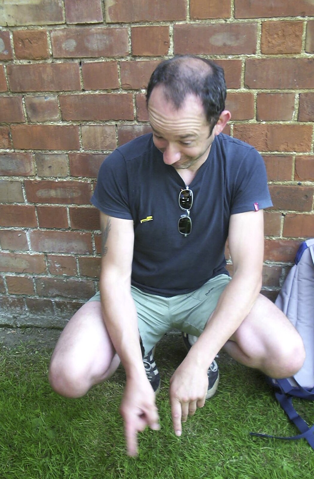 The BSCC Annual Bike Ride, Orford, Suffolk - 12th July 2003: DH points at some grass