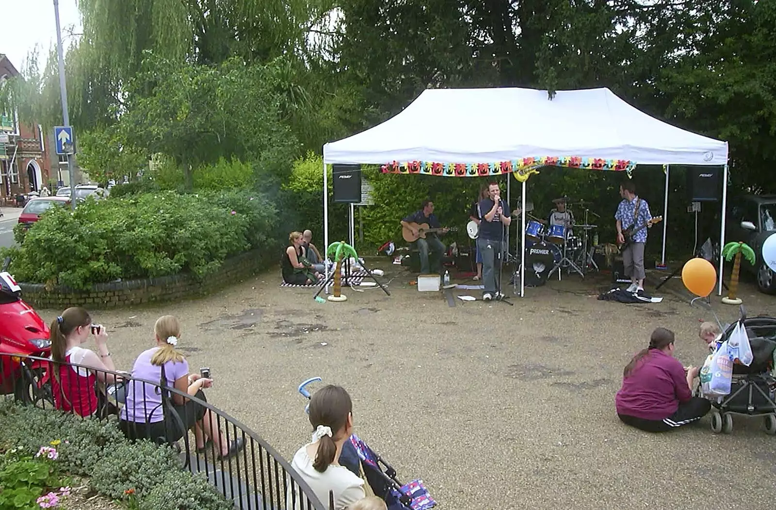 More music by the Mere, from The BBs at Great Ellingham, Norfolk - 18th July 2003