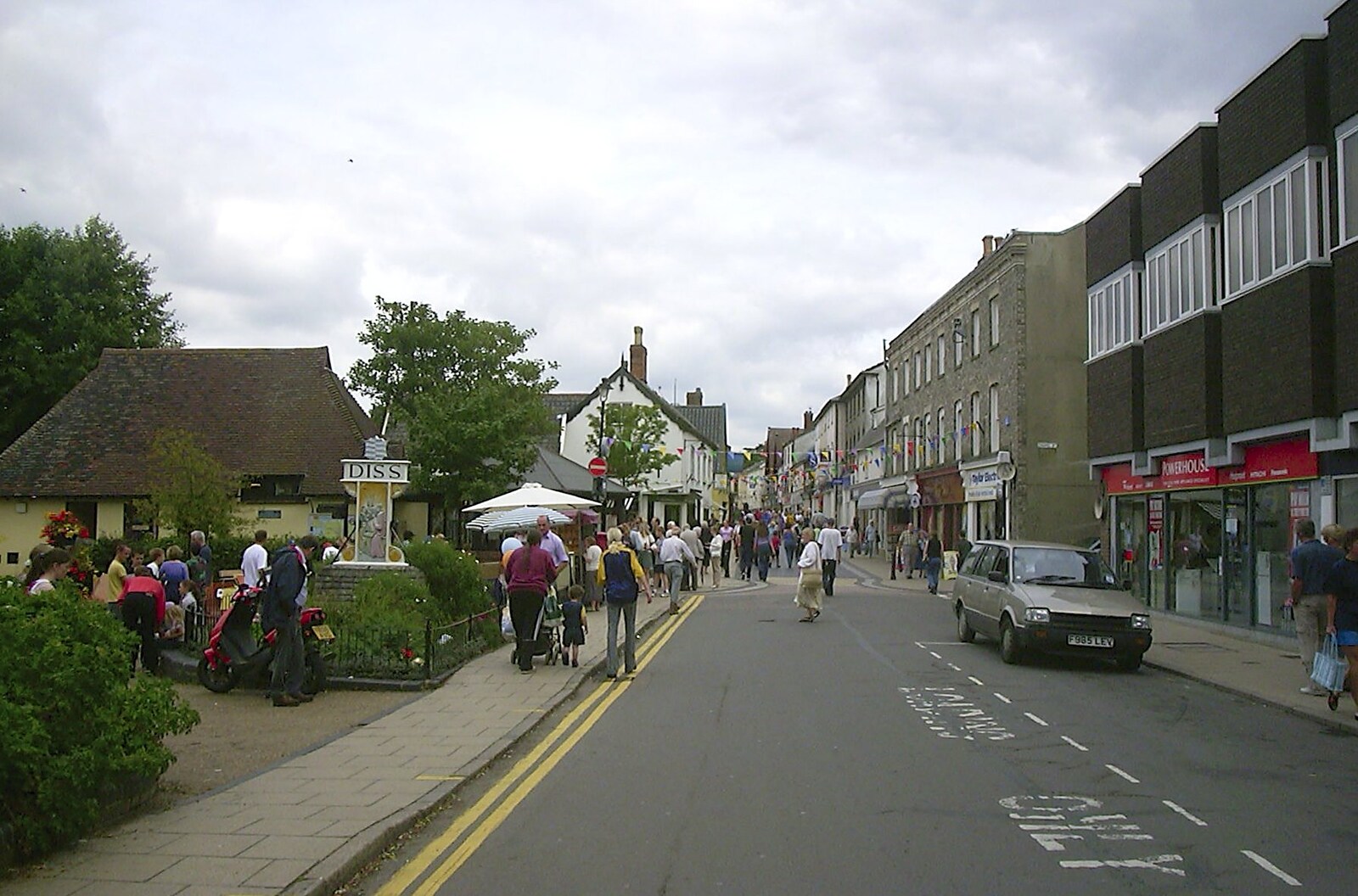 A look up Mere Street from The BBs at Great Ellingham, Norfolk - 18th July 2003
