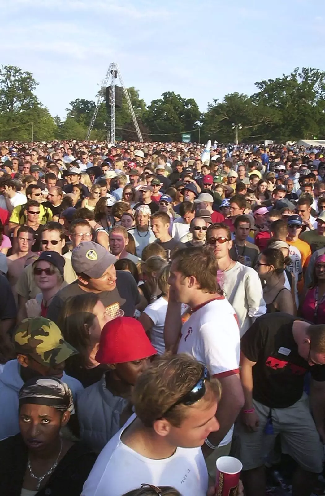 More crowds, from V Festival 2003, Hyland's Park, Chelmsford, Essex - 16th August 2003