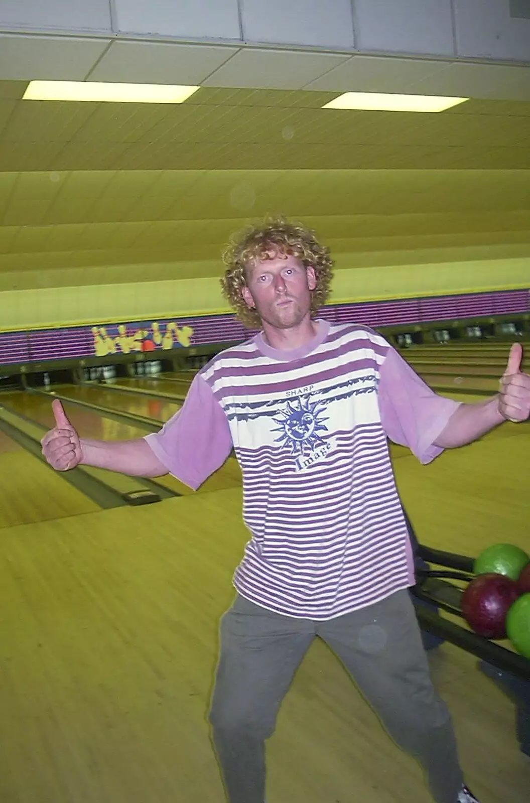 Wavy gives it the thumbs up, from Ten Pin Bowling, Norwich, Norfolk - 13th September 2003