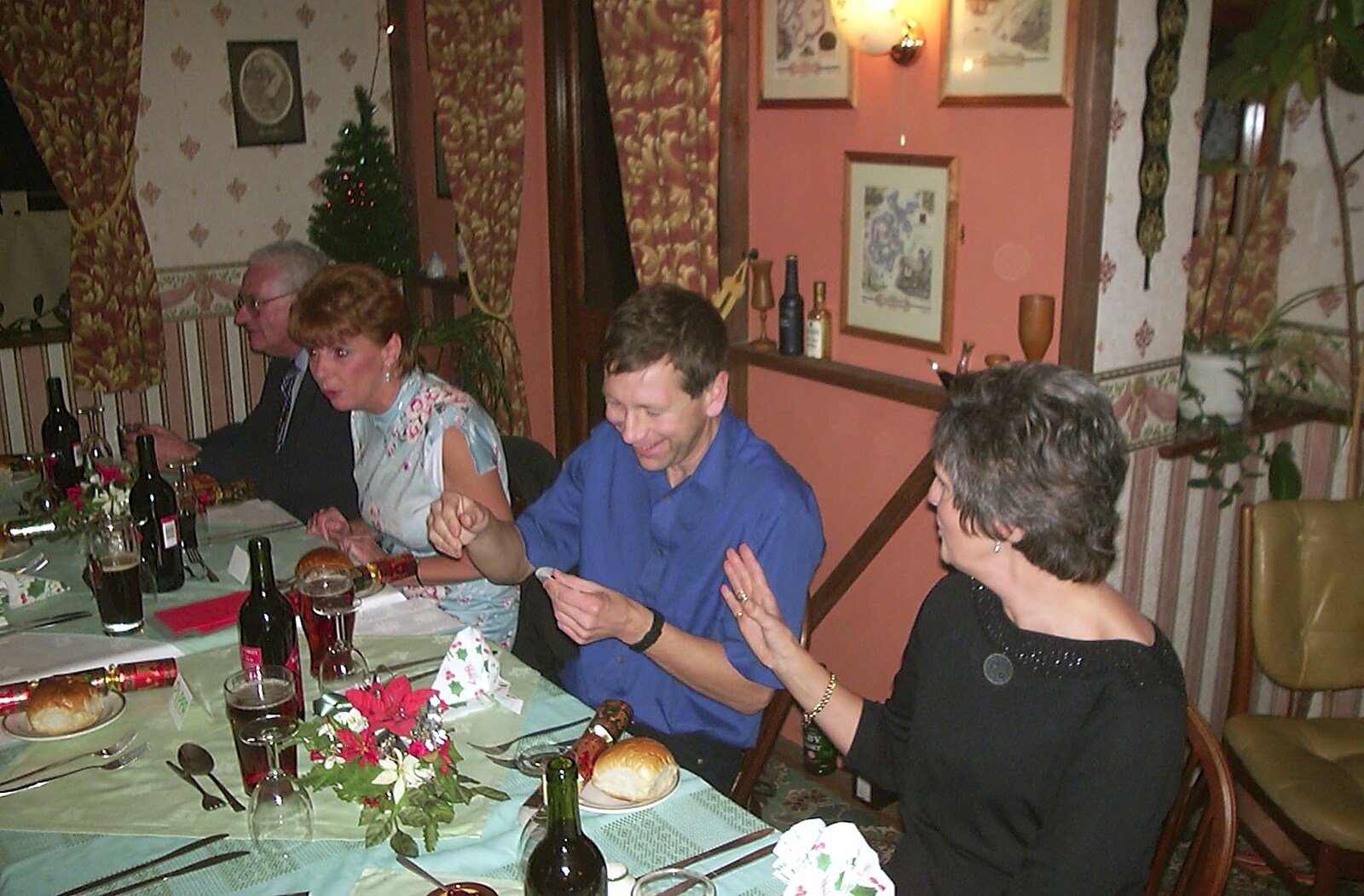 Apple reads a cracker joke from The BSCC Christmas Dinner, The Swan Inn, Brome, Suffolk  - 6th December 2003