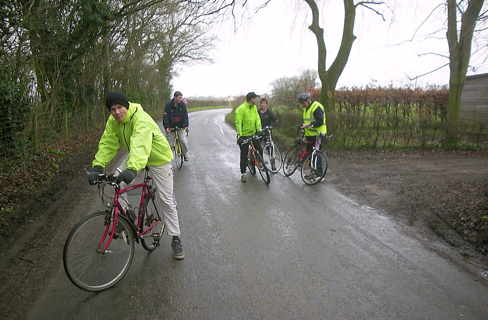The BSCC's Evil Valentine's Day Bike Ride, Harleston, Norfolk - 14th February 2004: Alan's chain falls off on the way to Brockdish