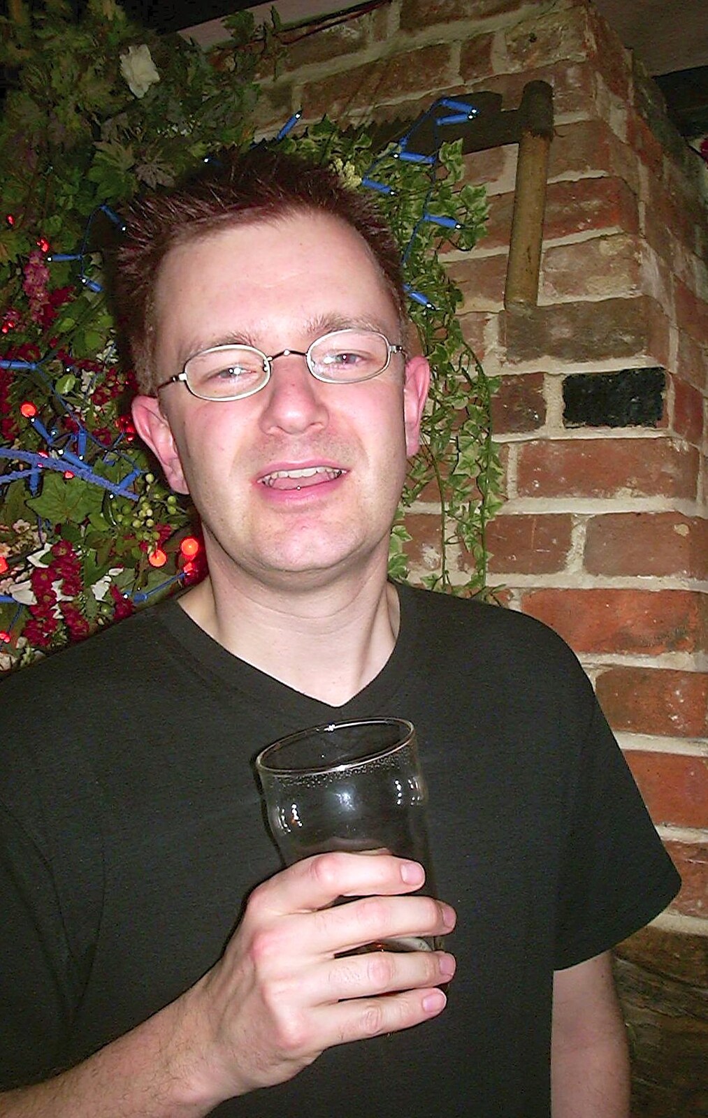 A March Miscellany: The BBs, Pulham Pubs and Broken Cars - Norfolk and Cambridgeshire, 31st March 2004: Nosher with a beer