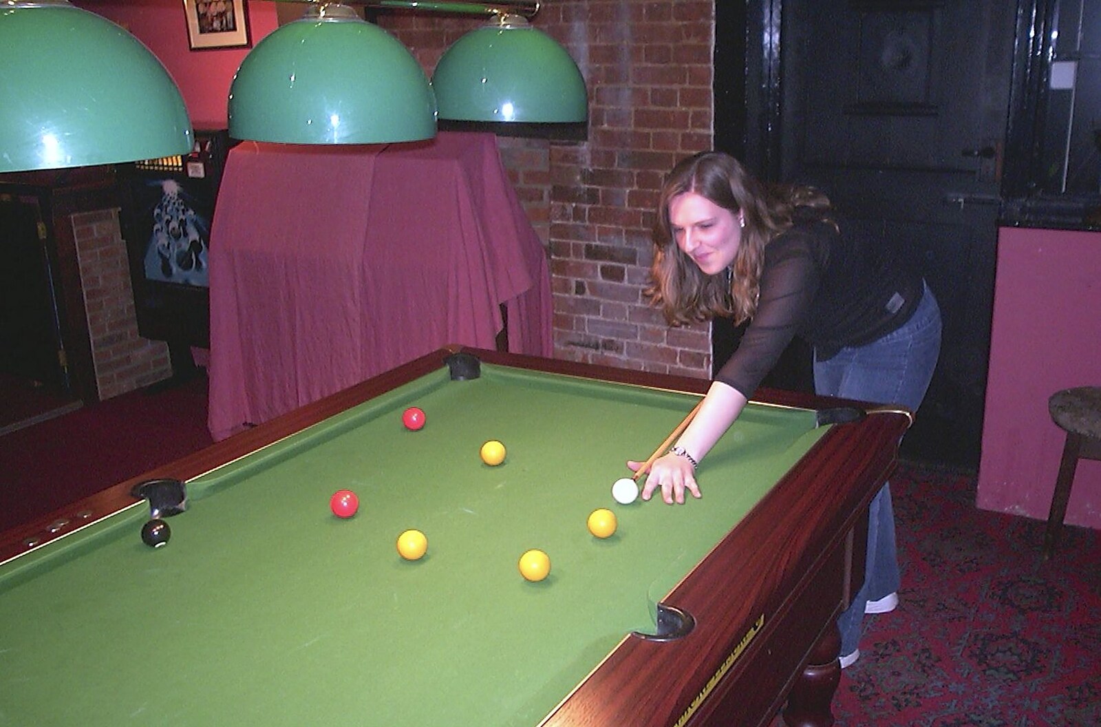 A March Miscellany: The BBs, Pulham Pubs and Broken Cars - Norfolk and Cambridgeshire, 31st March 2004: Jess plays a shot