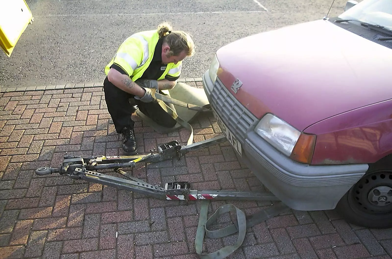 Nosher's car gets roped up, from A March Miscellany: The BBs, Pulham Pubs and Broken Cars - Norfolk and Cambridgeshire, 31st March 2004