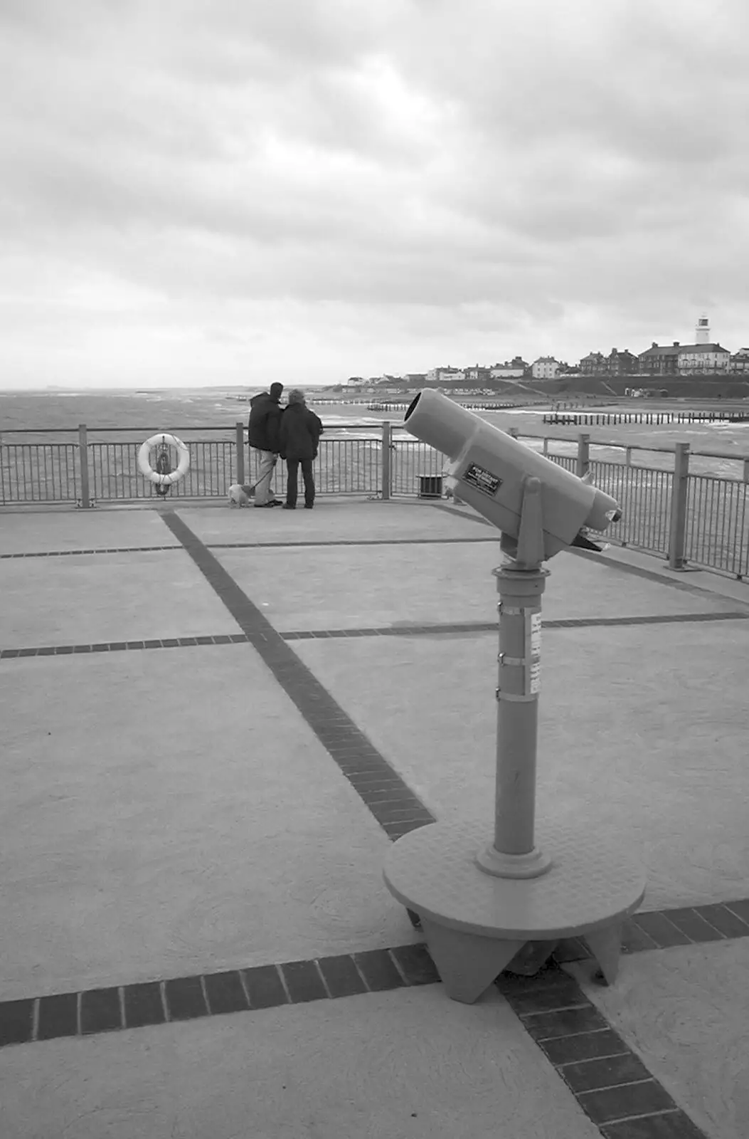 The telescope at the end of the pier, from Moping in Southwold, Suffolk - 3rd April 2004