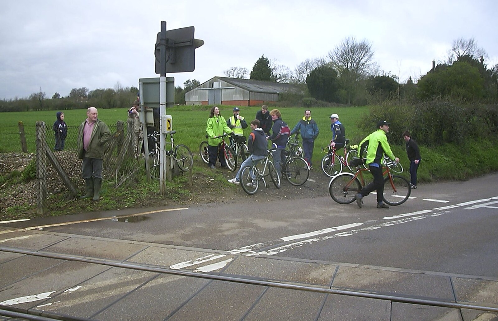 The BSCC Easter Bike Ride, Thelnetham and Redgrave, Suffolk - 10th April 2004: We stop at the level crossing in Palgrave