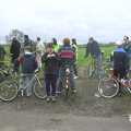 The BSCC Easter Bike Ride, Thelnetham and Redgrave, Suffolk - 10th April 2004, We find out what's going on