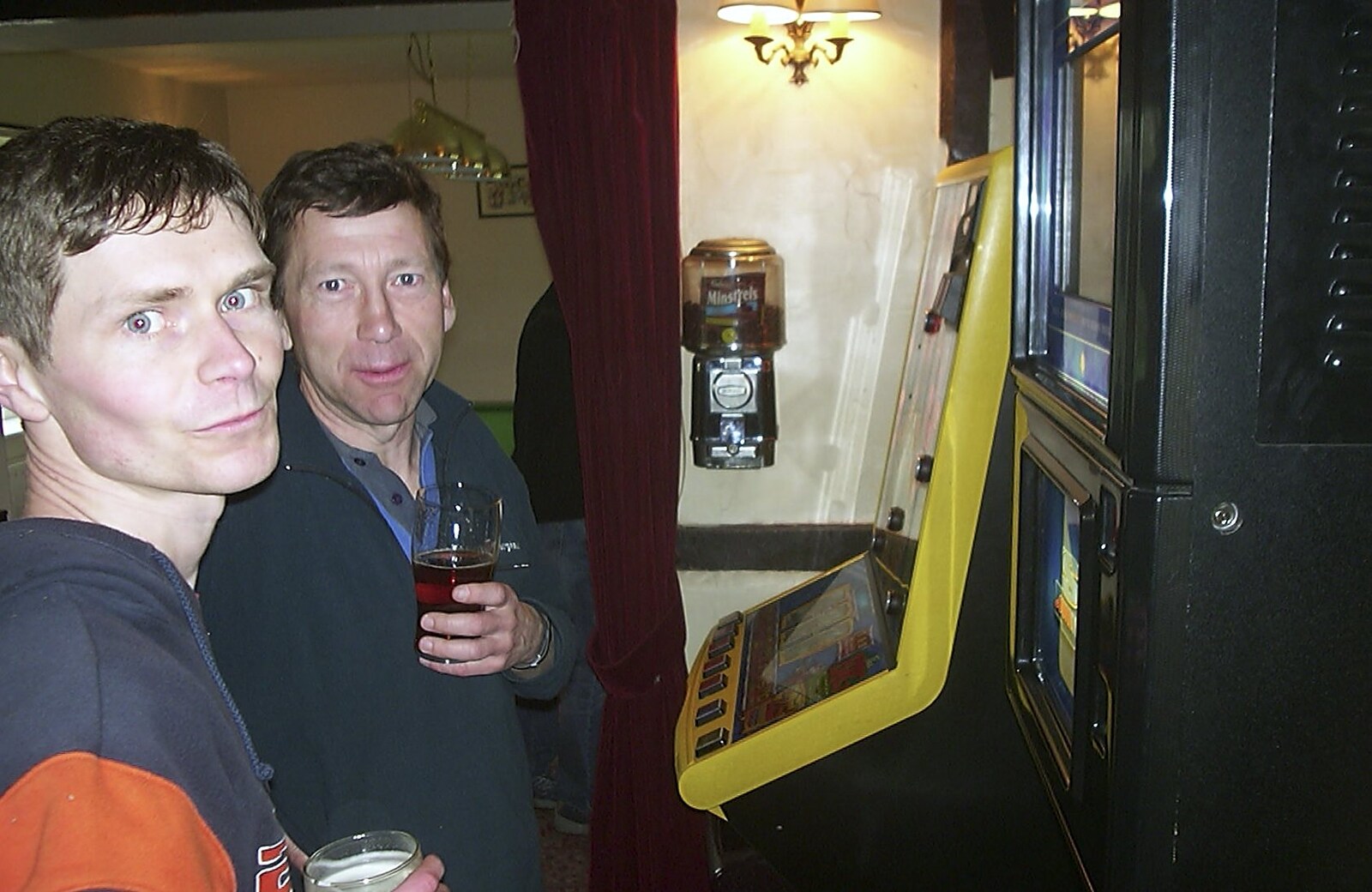 The BSCC Easter Bike Ride, Thelnetham and Redgrave, Suffolk - 10th April 2004: Apple and Ninja M on the jukebox