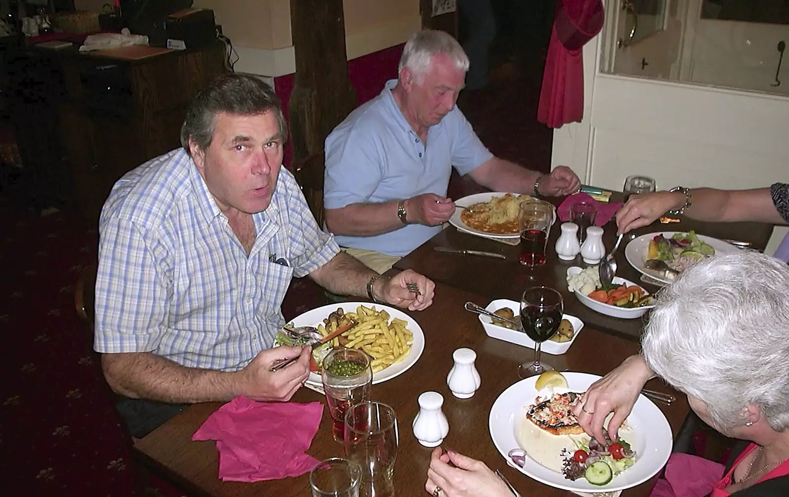 Alan's got a hot chip, from The BSCC Annual Bike Ride, Lenham, Kent - 8th May 2004