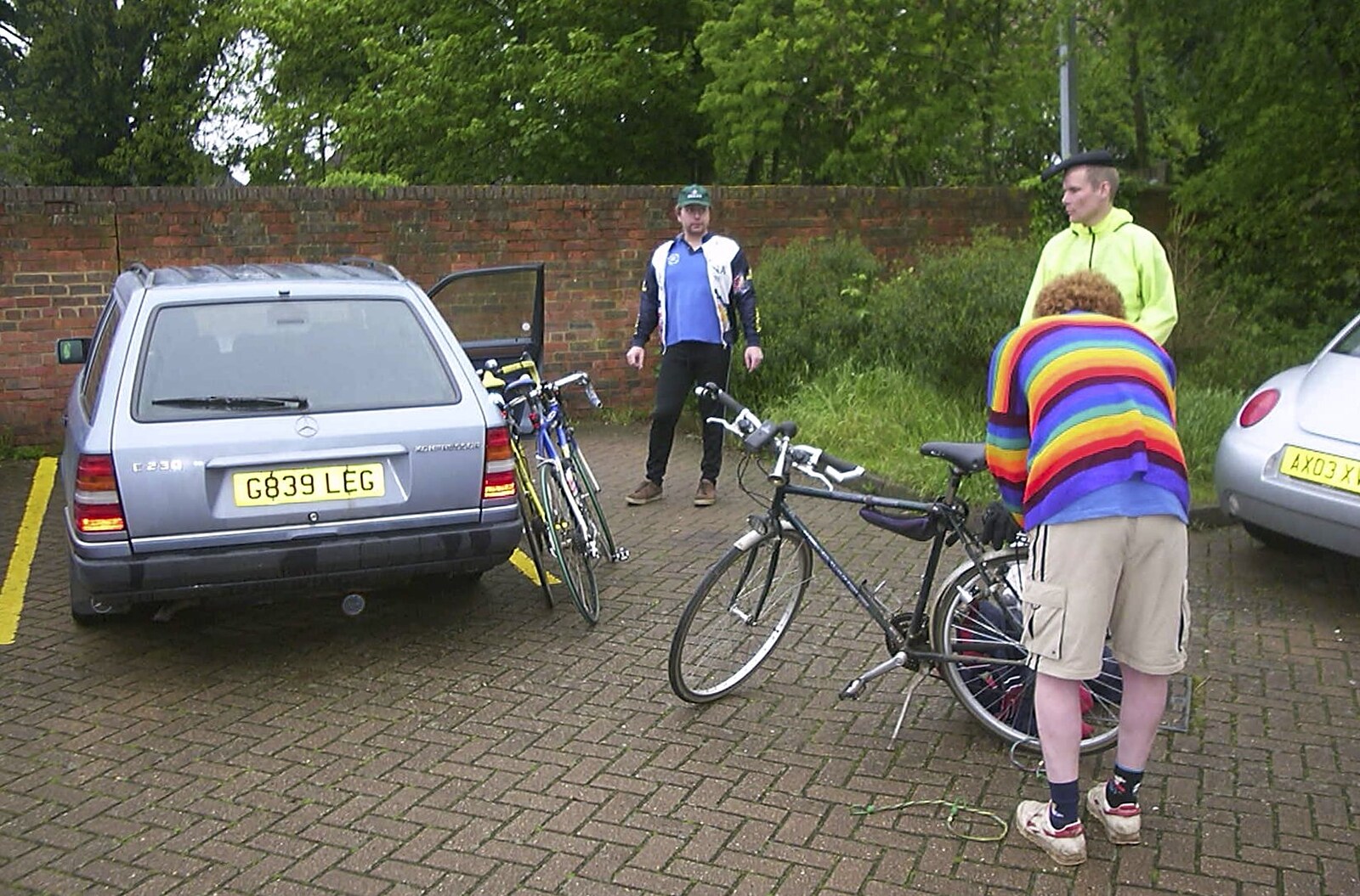 The BSCC Annual Bike Ride, Lenham, Kent - 8th May 2004: Next morning, we gets the bikes ready