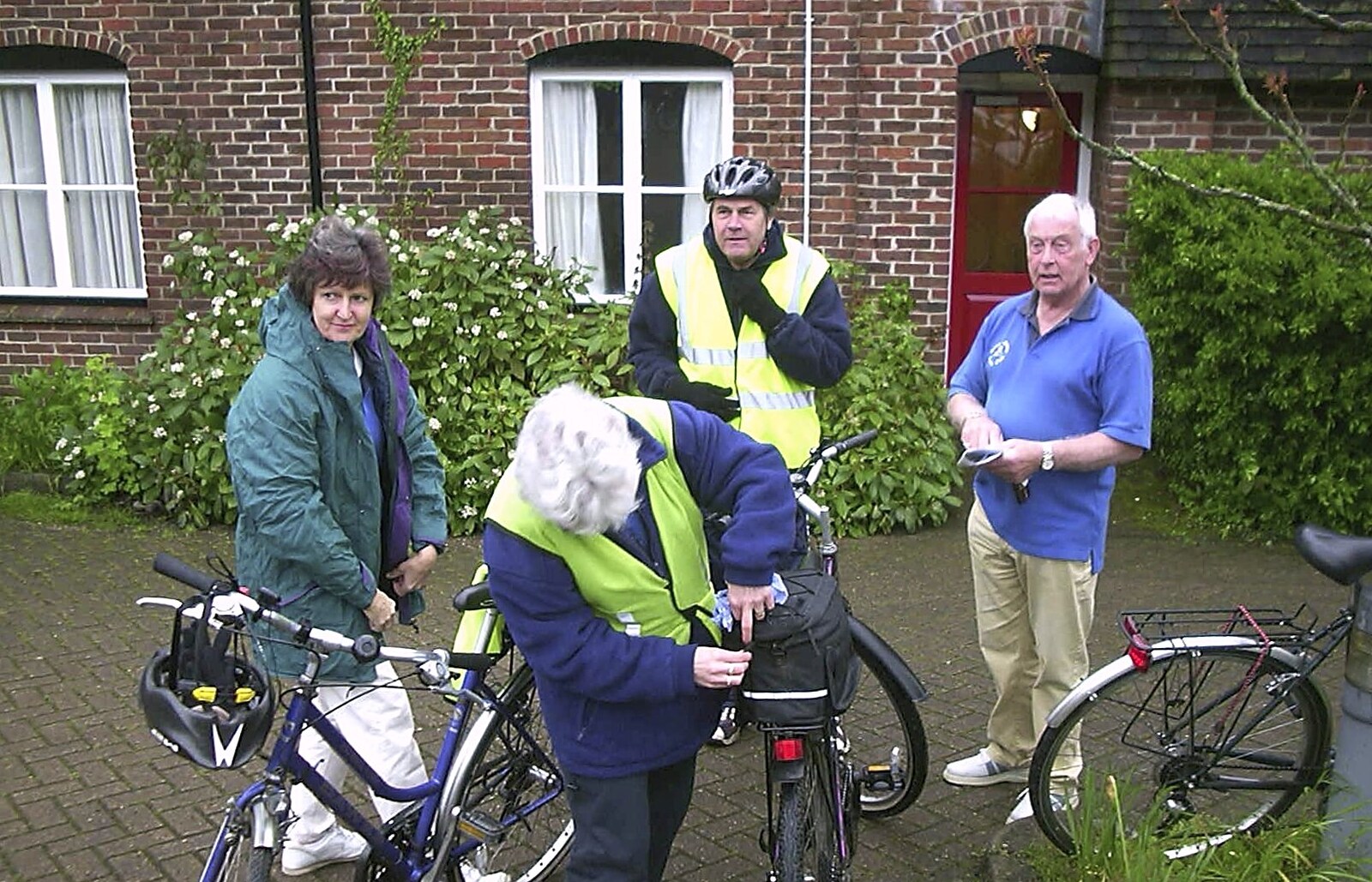 The BSCC Annual Bike Ride, Lenham, Kent - 8th May 2004: The Sagas get their bikes sorted