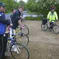 The BSCC Annual Bike Ride, Lenham, Kent - 8th May 2004, We stop off at the Smarden Bell