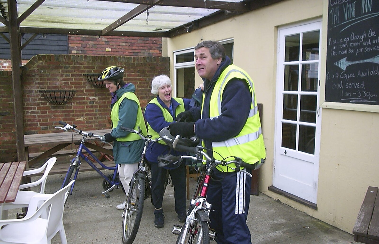 The BSCC Annual Bike Ride, Lenham, Kent - 8th May 2004: Jill, Spam and Alan