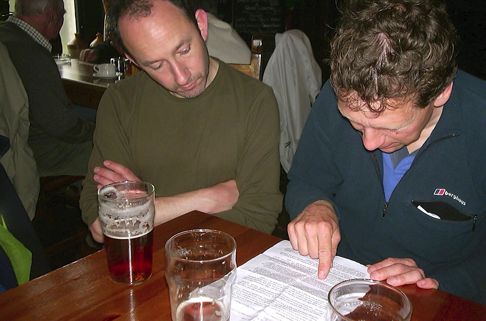 The BSCC Annual Bike Ride, Lenham, Kent - 8th May 2004: Apple checks the instructions for the next section