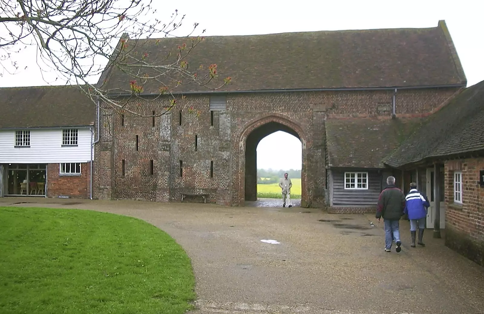 An old barn at Sissinghurst, from The BSCC Annual Bike Ride, Lenham, Kent - 8th May 2004