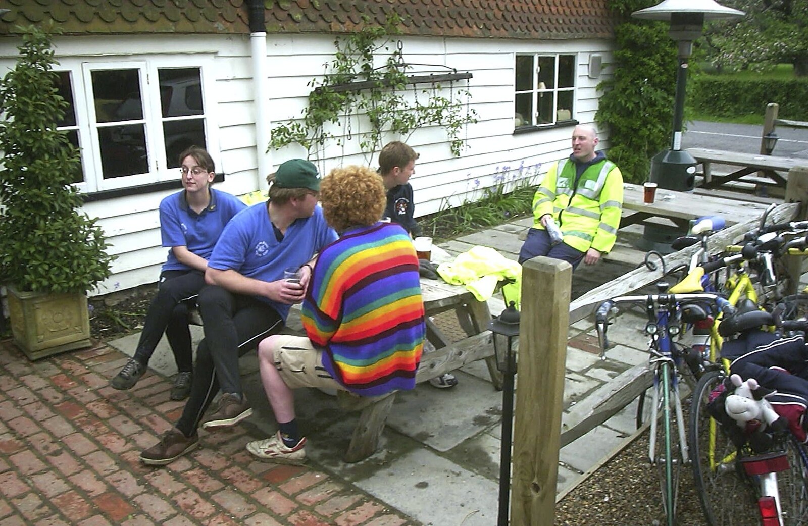 The BSCC Annual Bike Ride, Lenham, Kent - 8th May 2004: Back at the Smarden Bell, which is now open