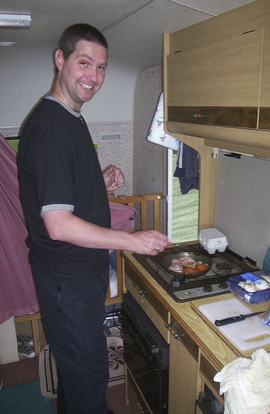 Corfe Castle Camping, Corfe, Dorset - 30th May 2004: Sean is also frying up