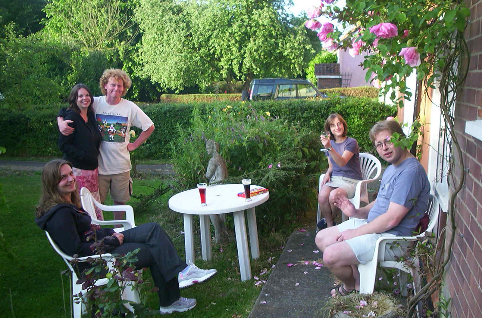 Jess, Jen, Wavy, Suey and Marc in the front garden from Andrey Leaves Trigenix, More Skelton Festival and a Transit of Venus, Cambridge and Diss - 4th June 2004
