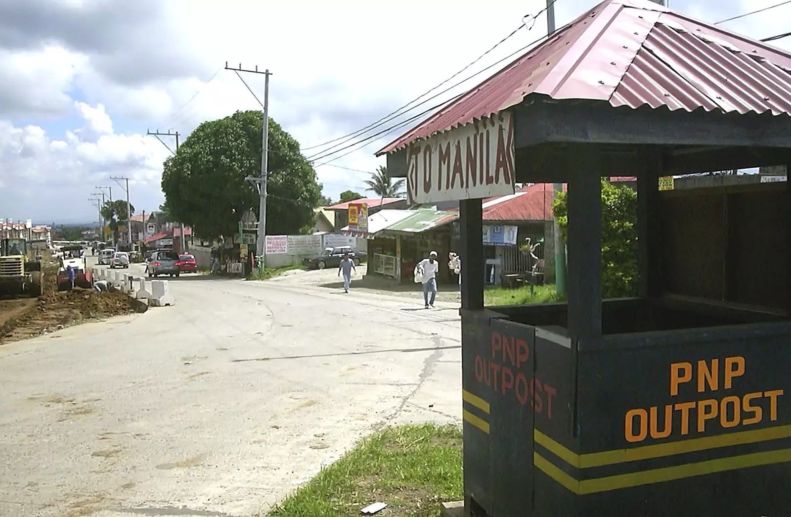 PNP Outpost shack, with a hand-made sign to Manila, from A Postcard From Manila: a Working Trip, Philippines - 9th July 2004