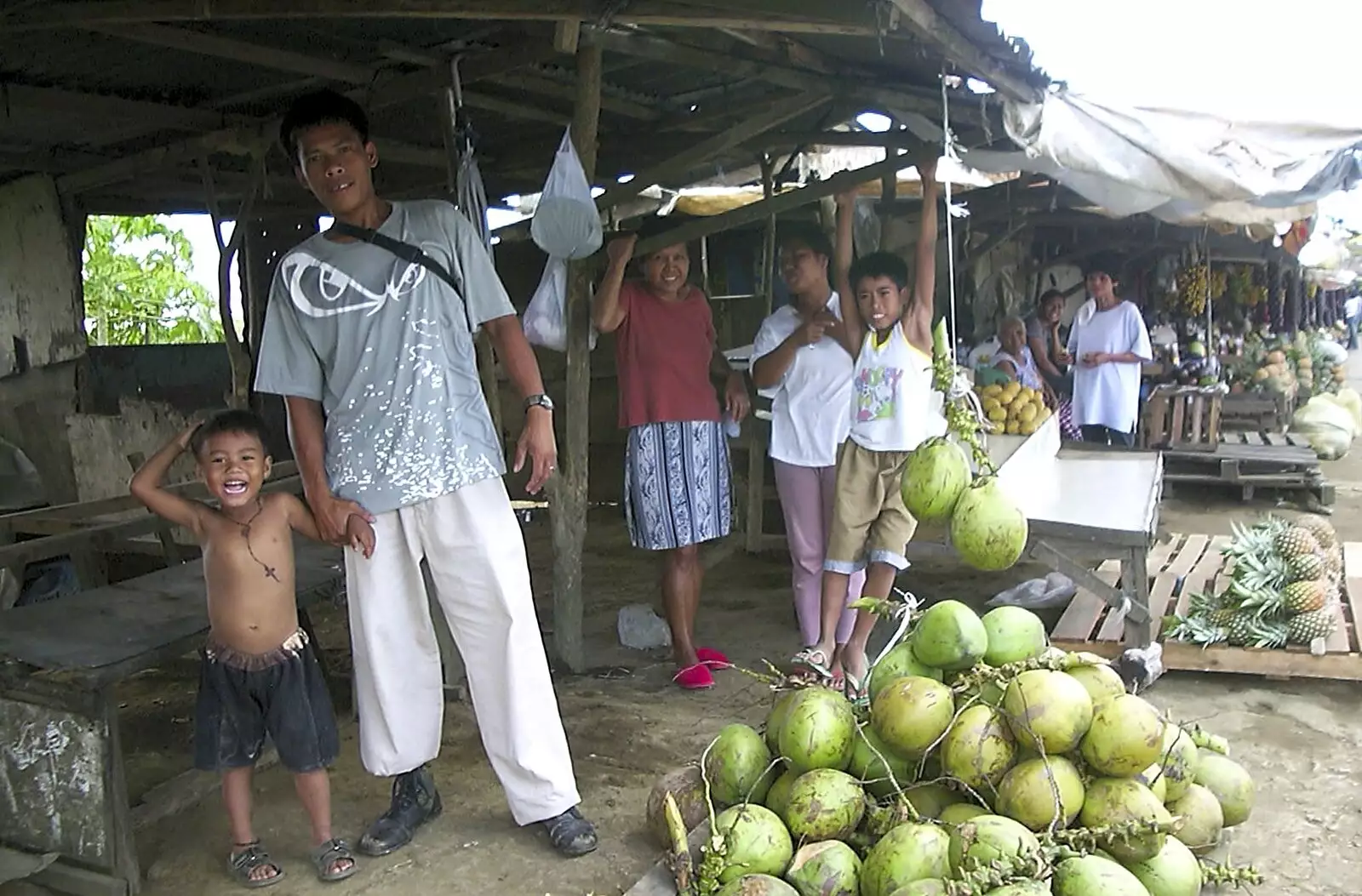 A family of fruit sellers, from A Postcard From Manila: a Working Trip, Philippines - 9th July 2004