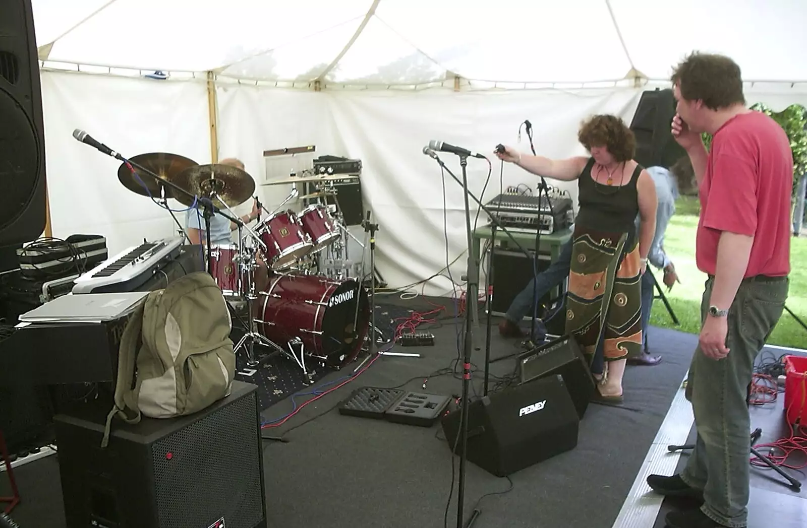 Jo holds some cabling up, from The BBs do a Wedding Gig and the BSCC go Sheep Rustling, Gislingham and Redgrave, Suffolk - 10th July 2004