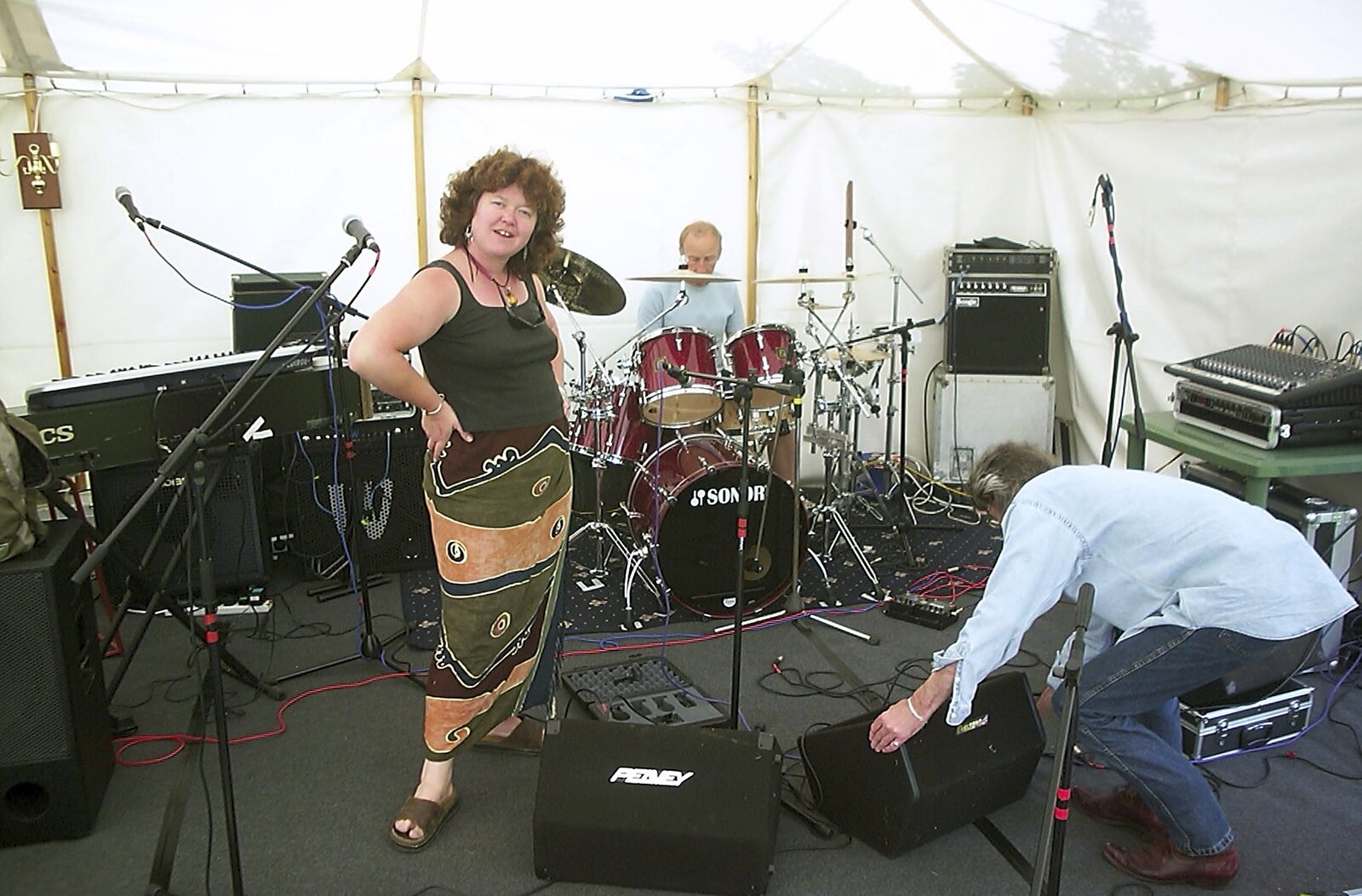 The BBs do a Wedding Gig and the BSCC go Sheep Rustling, Gislingham and Redgrave, Suffolk - 10th July 2004: Jo hangs around as Rob sets monitors up