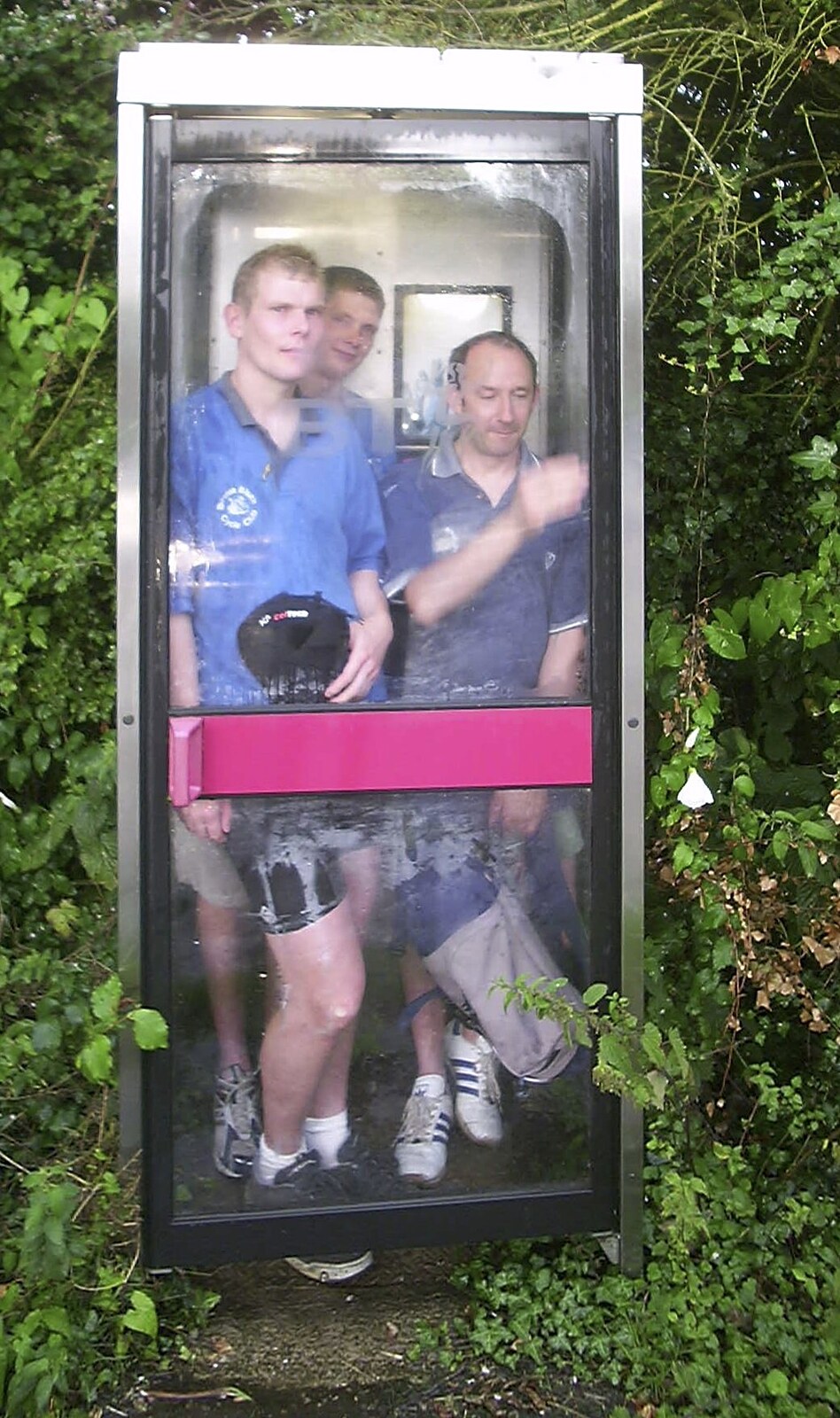 The BSCC Annual Sponsored Bike Ride, The Cottage, Thorpe St. Andrew, Norwich  - 18th July 2004: Bill, Phil and DH in a Thelveton phonebox