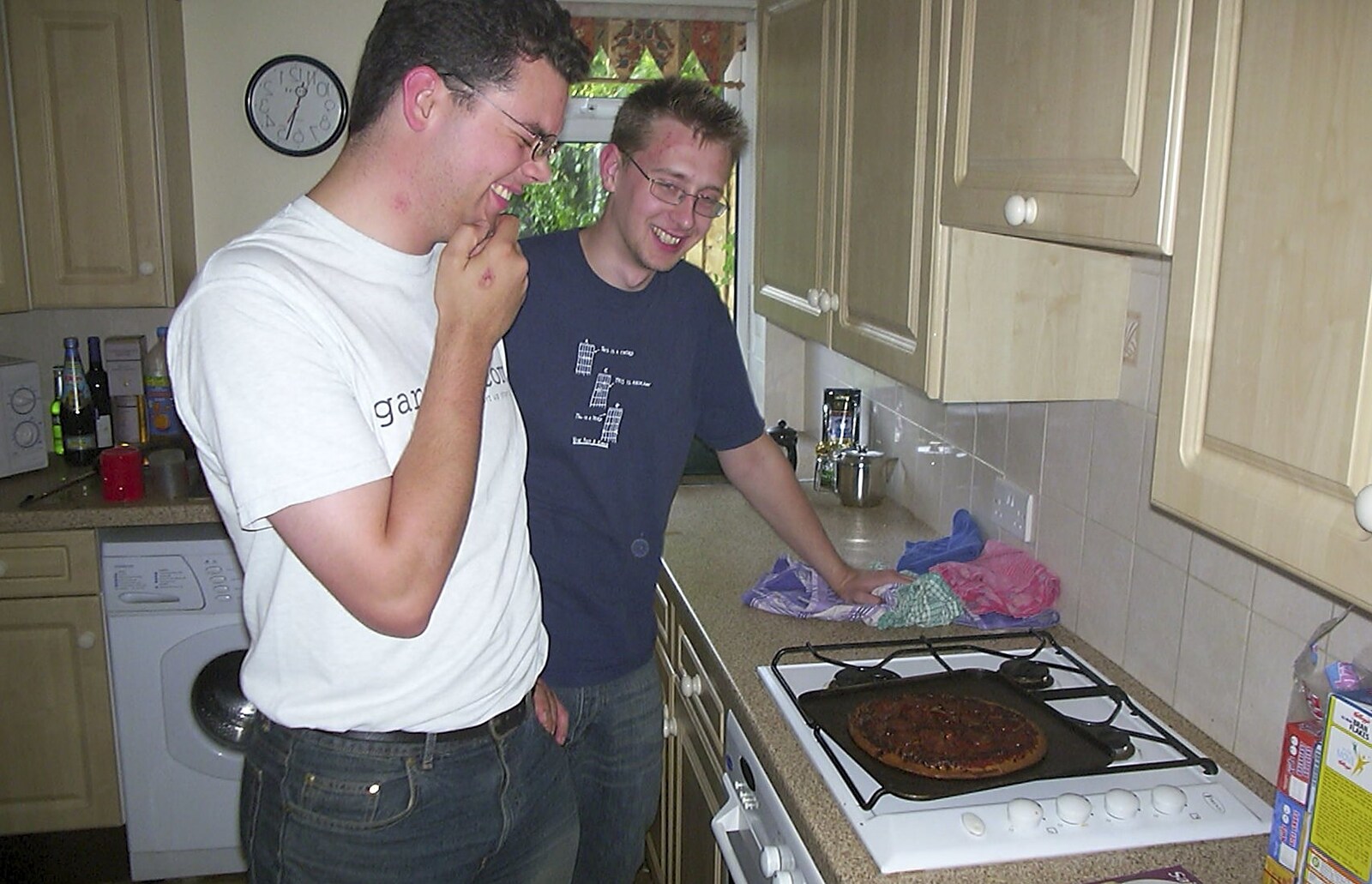 3G Lab at Jools Holland, Audley End, Saffron Walden, Essex - 25th July 2004: Dave has slightly overdone his pizza