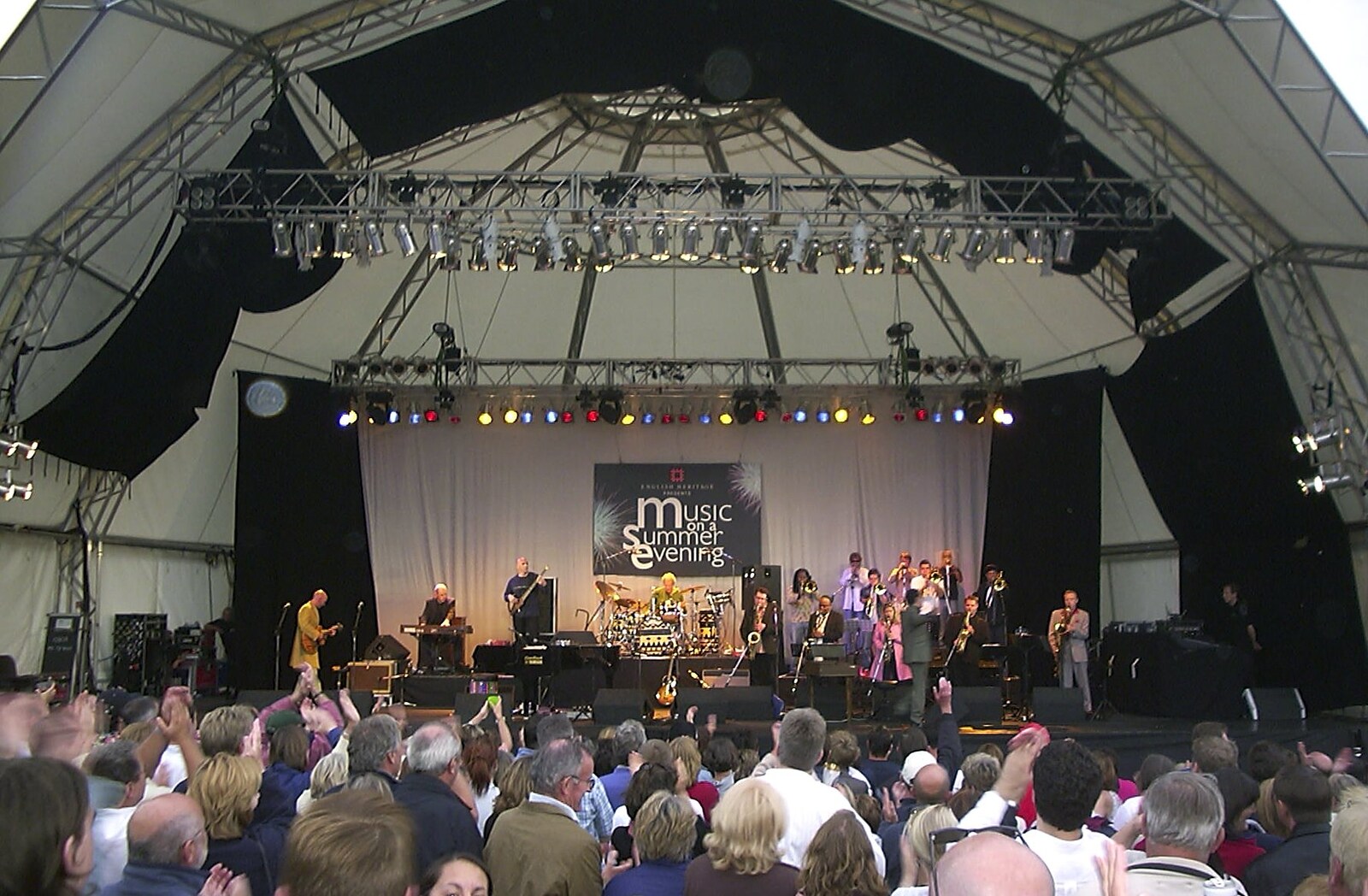 3G Lab at Jools Holland, Audley End, Saffron Walden, Essex - 25th July 2004: The band and its massive horn section