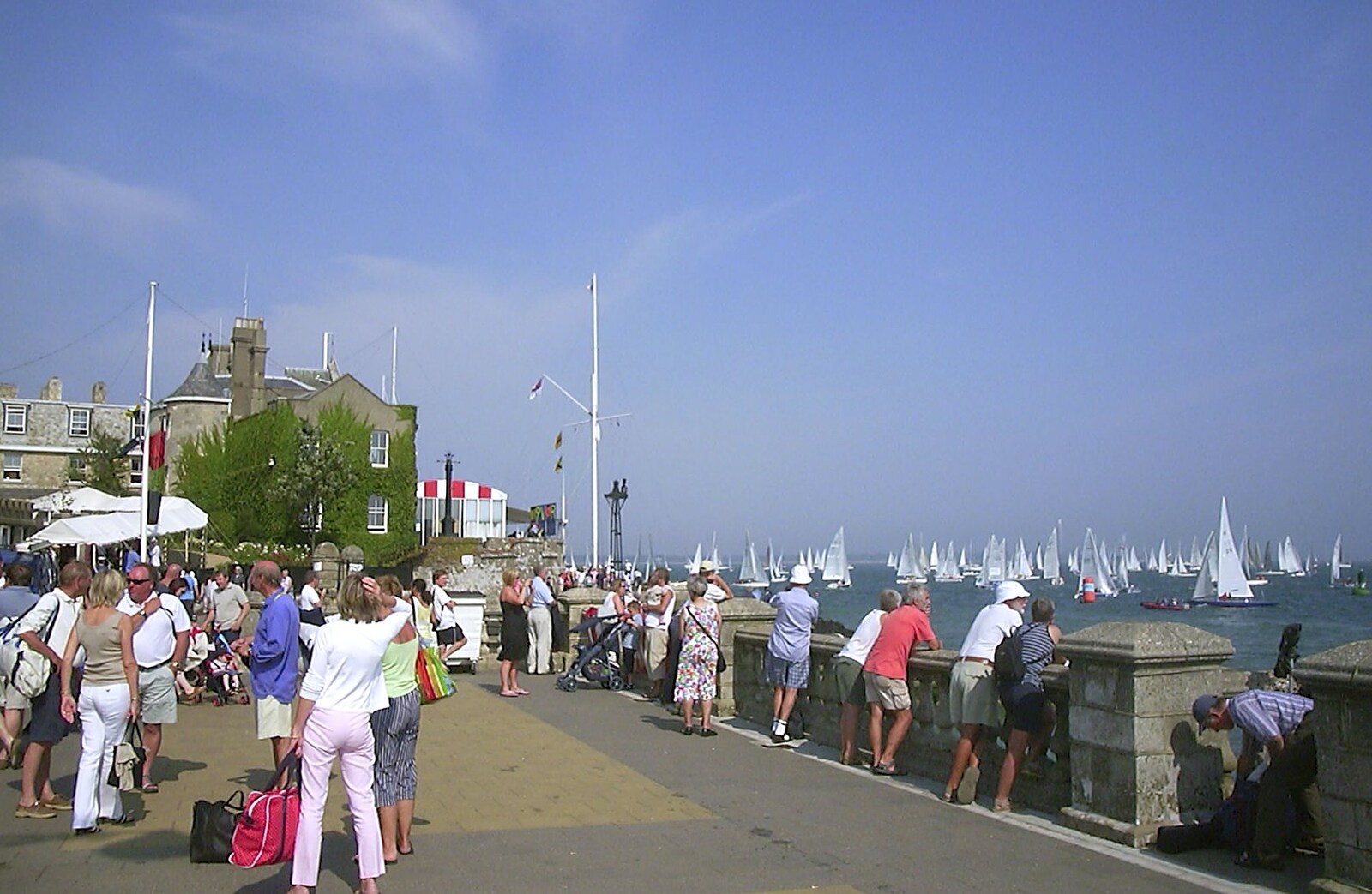 The crowds build up from Cowes Weekend, Cowes, Isle of Wight - 7th August 2004