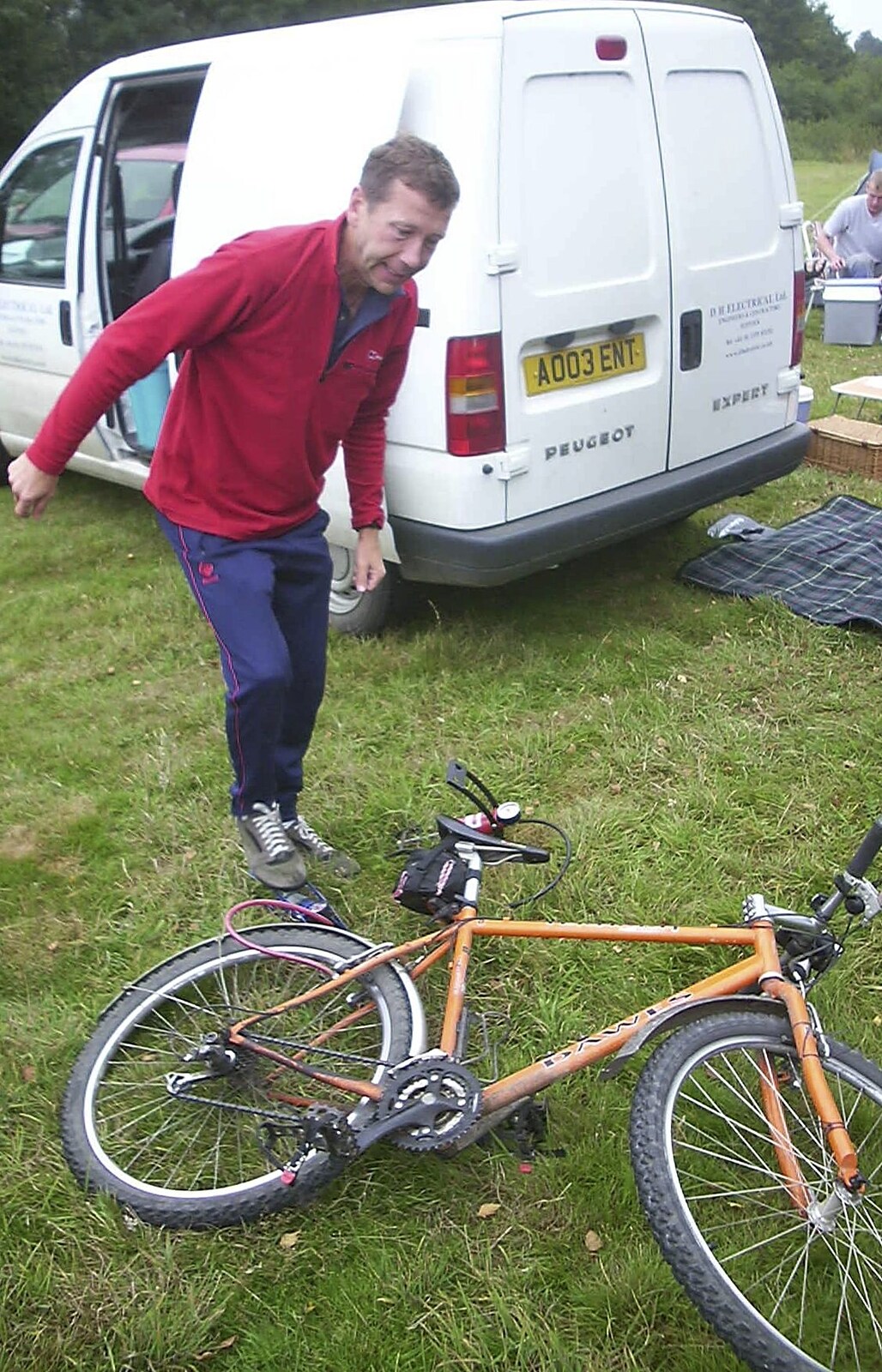 A BSCC Splinter Group Camping Trip, Shottisham, Suffolk - 13th August 2004: Apple goes for his bike