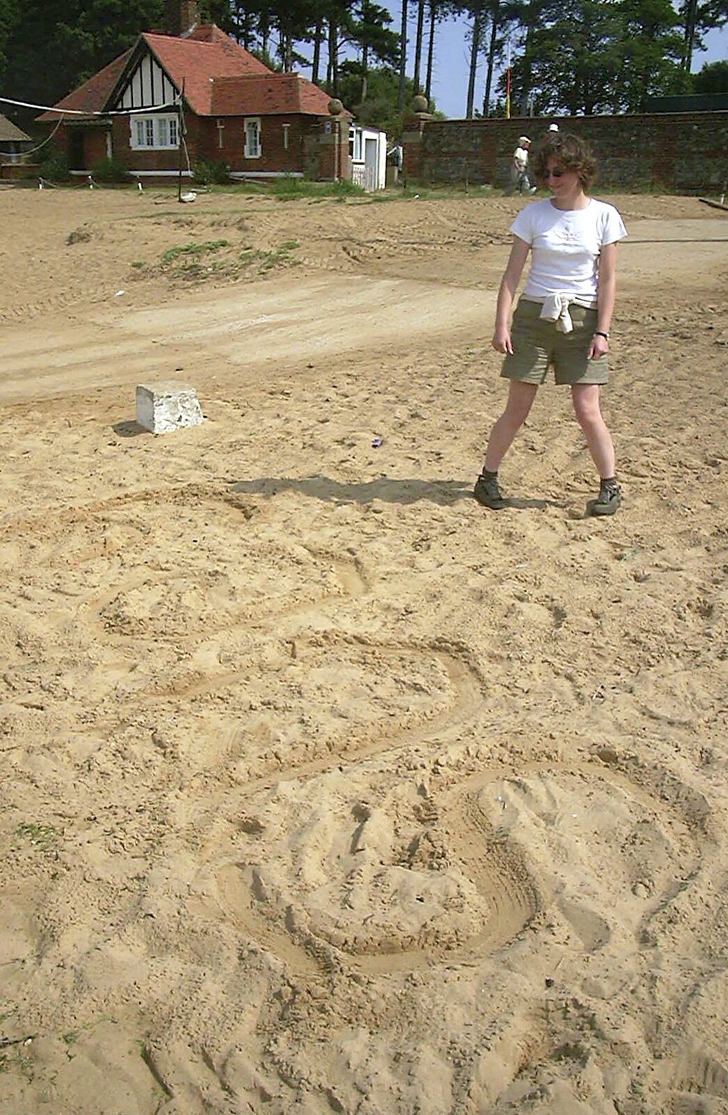 A BSCC Splinter Group Camping Trip, Shottisham, Suffolk - 13th August 2004: Suey writes her name in the sand