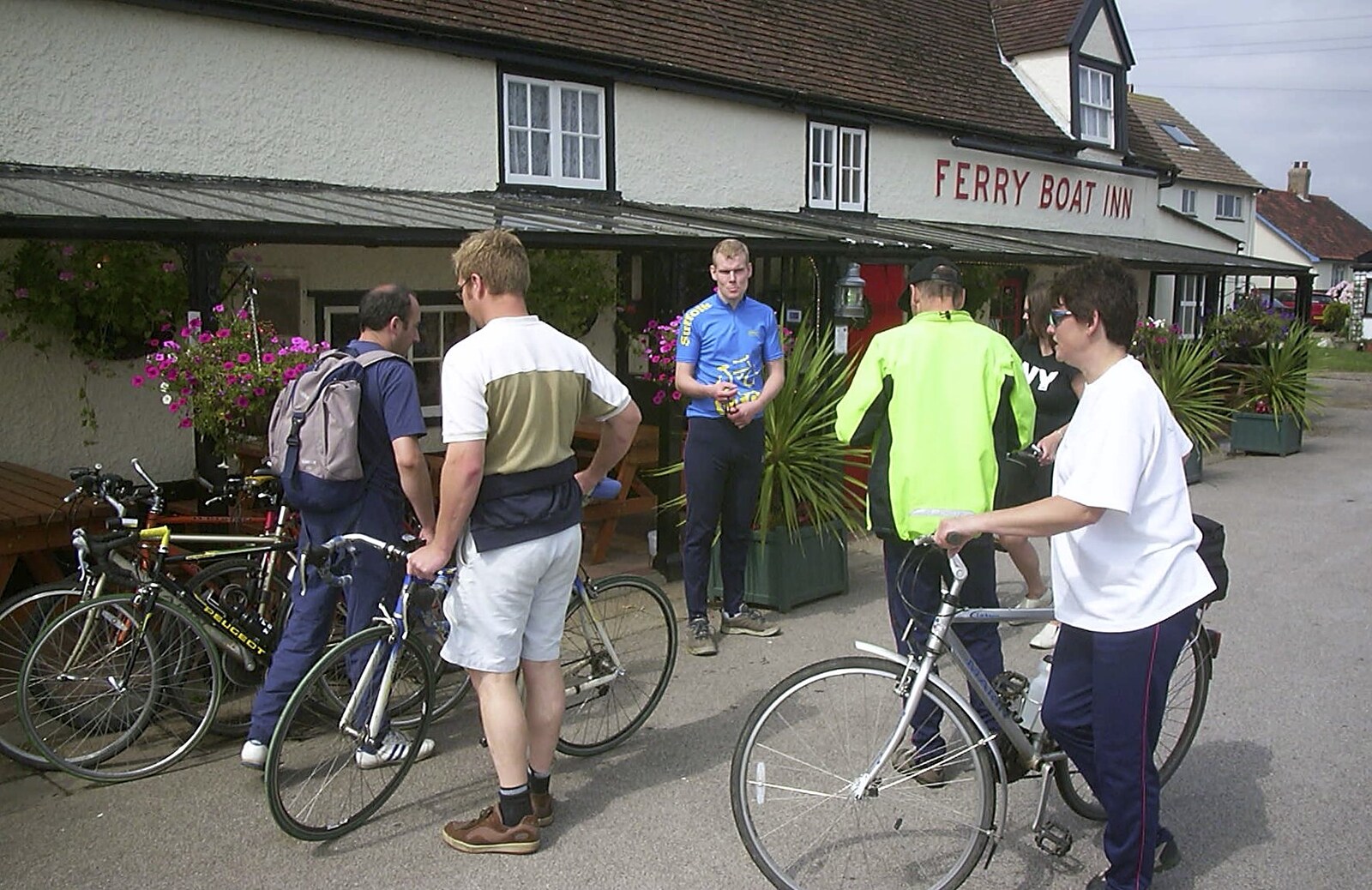 A BSCC Splinter Group Camping Trip, Shottisham, Suffolk - 13th August 2004: Milling around outside the Ferry Boat Inn