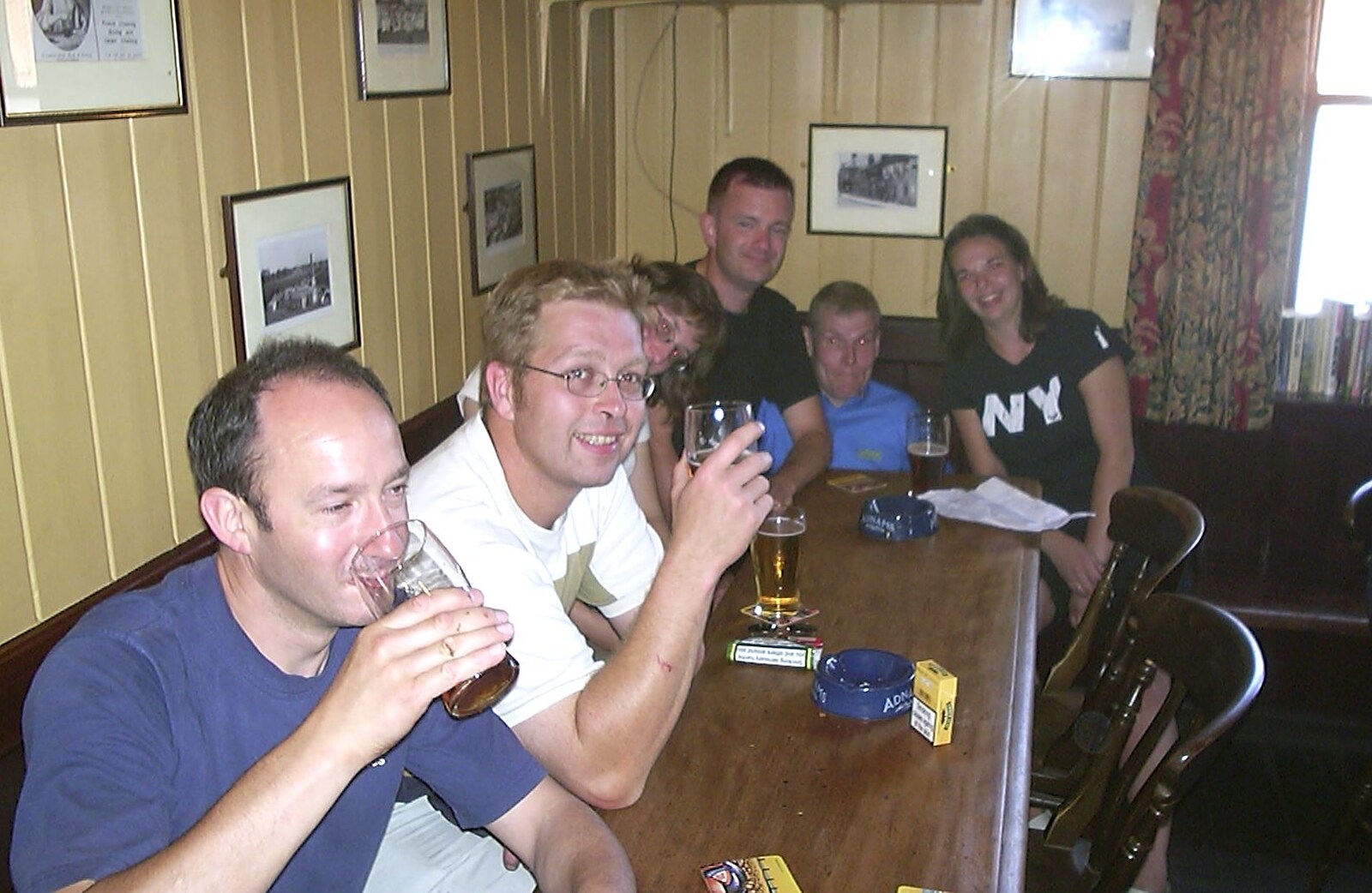 A BSCC Splinter Group Camping Trip, Shottisham, Suffolk - 13th August 2004: The gang in the Half Moon
