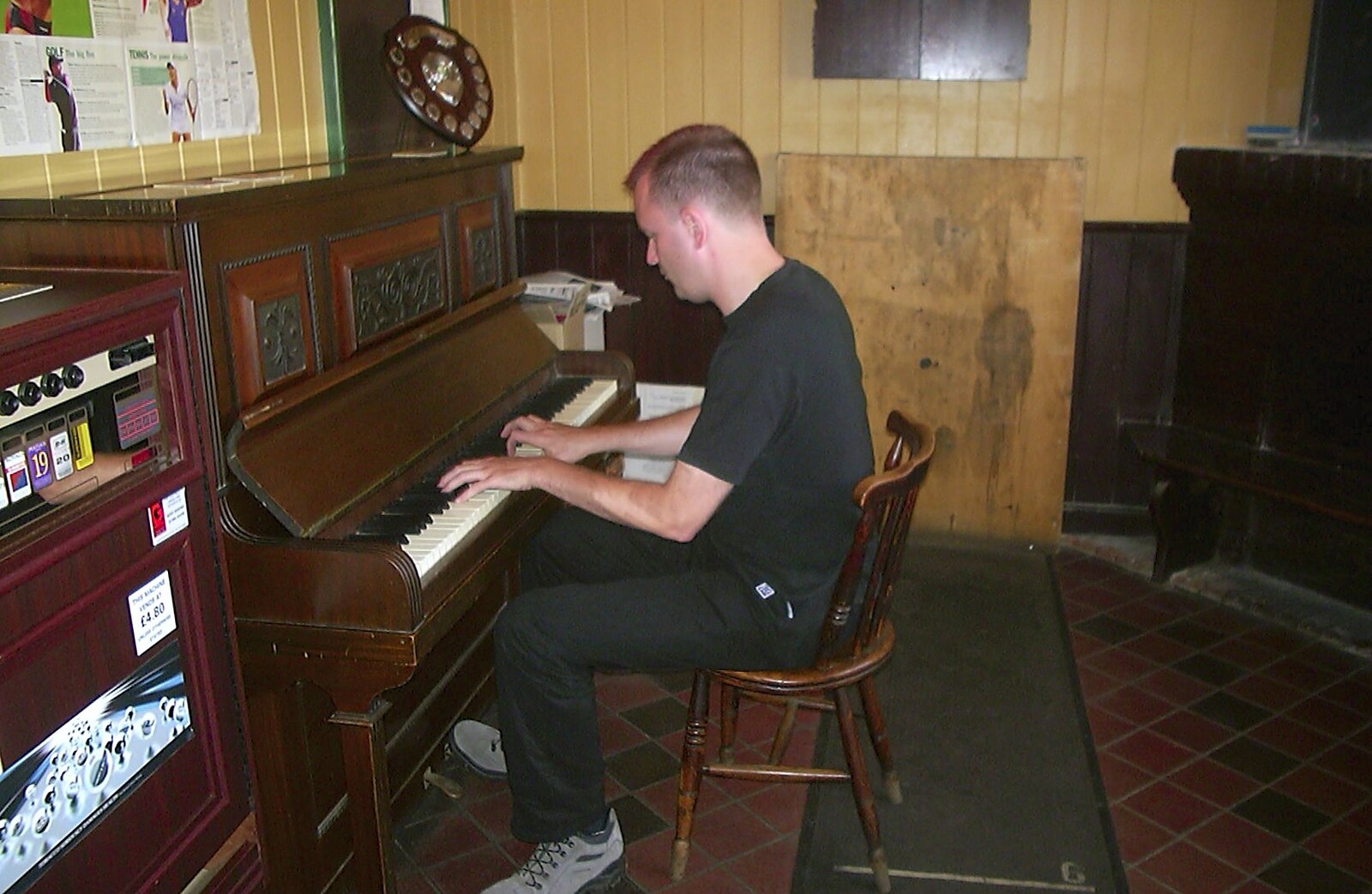 A BSCC Splinter Group Camping Trip, Shottisham, Suffolk - 13th August 2004: Nosher plays a bit of piano