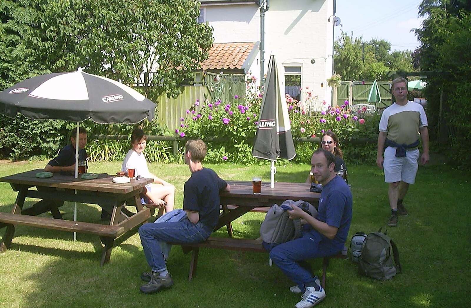 A BSCC Splinter Group Camping Trip, Shottisham, Suffolk - 13th August 2004: In a beer garden