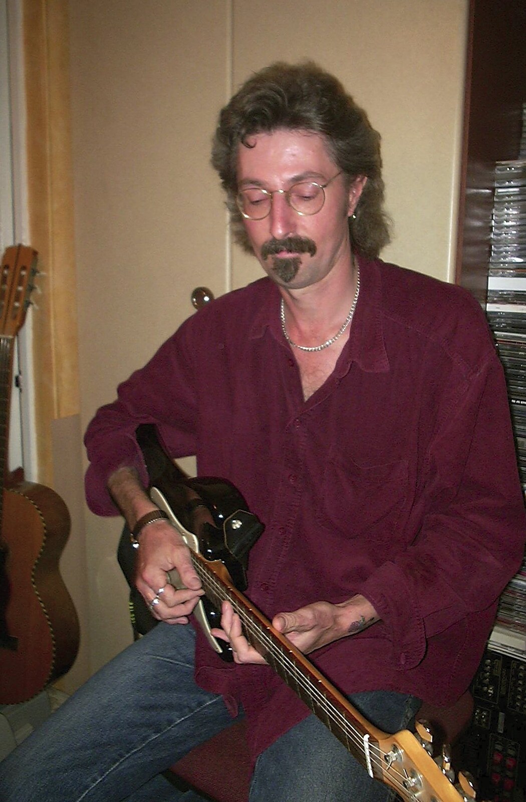 Rob fiddles around on guitar from A Trip to Libertyville, Illinois, USA - 31st August 2004