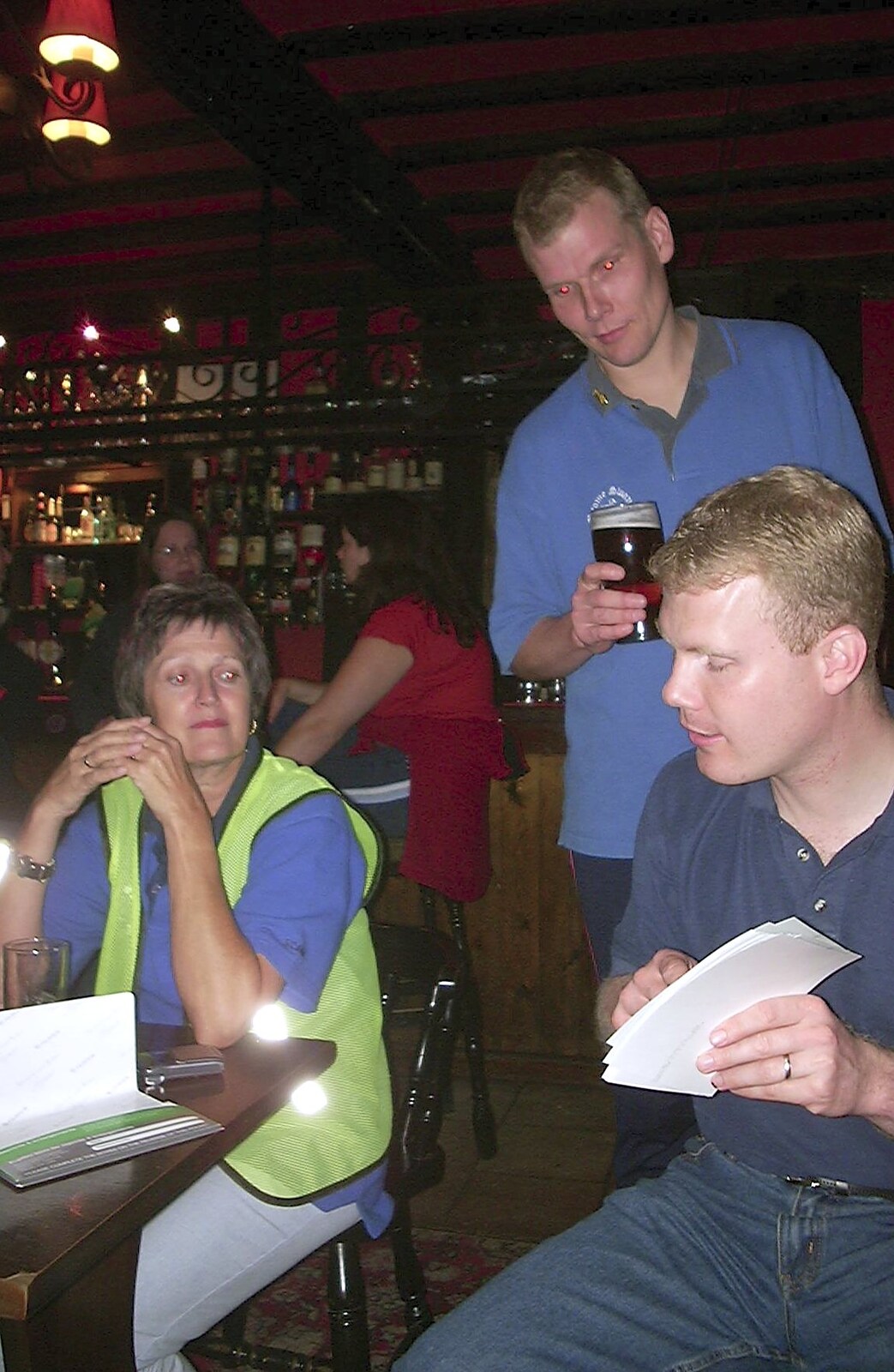 BSCC Bike Rides and Ten-Pin Bowling, Thornham and Norwich - 18th September 2004: Photos are passed around
