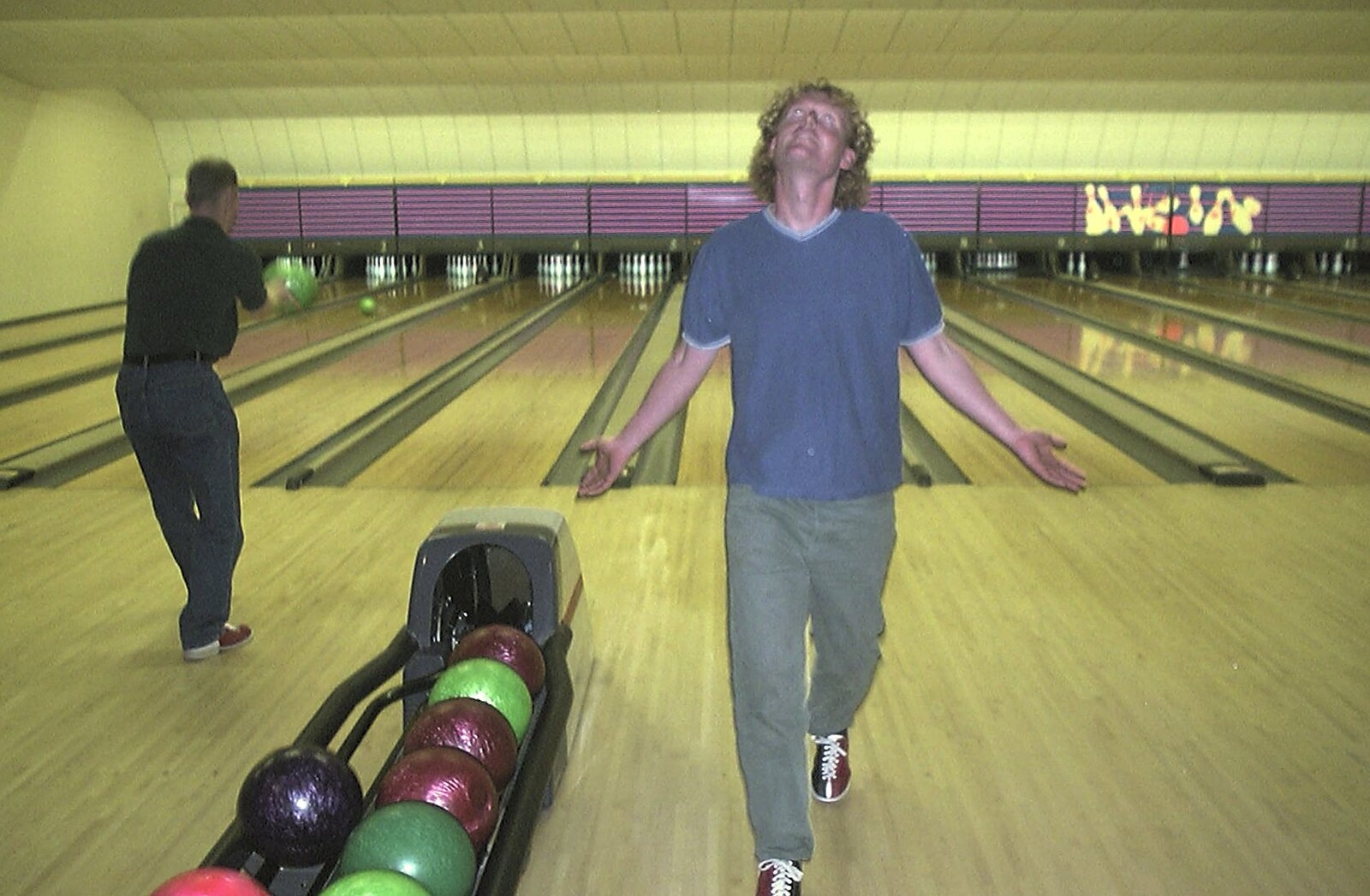 BSCC Bike Rides and Ten-Pin Bowling, Thornham and Norwich - 18th September 2004: Wavy despairs after missing a shot