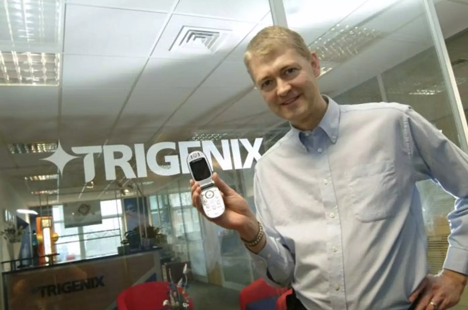 Steve Ives holds a phone up, from A 3G Lab/Trigenix Miscellany, Matrix House, Cambridge - 25th September 2004