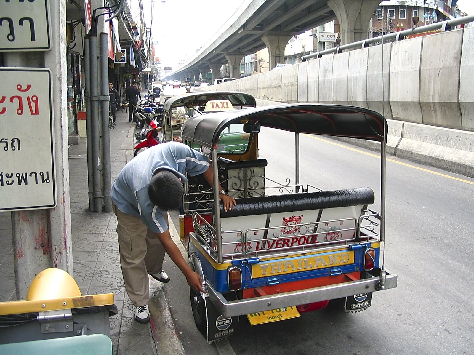 Nosher's tuk-tuk driver makes some running repairs from A Working Trip to Bangkok, Thailand - 2nd October 2004