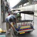 Nosher's tuk-tuk driver makes some running repairs, A Working Trip to Bangkok, Thailand - 2nd October 2004